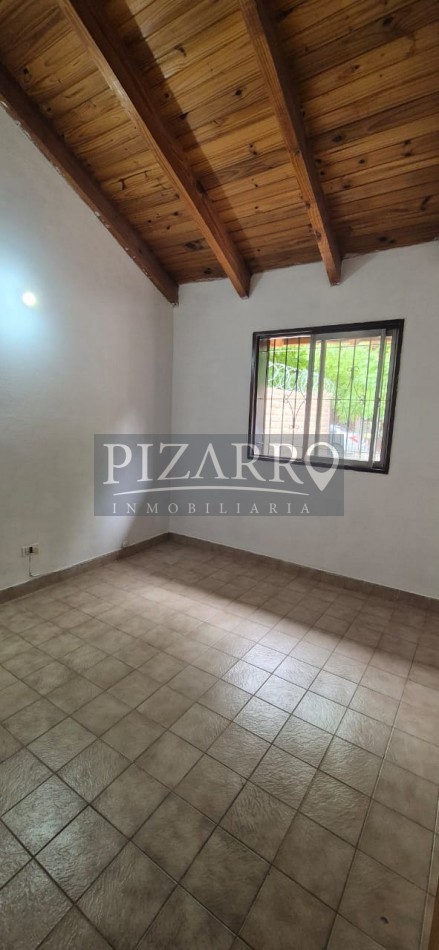 Venta Casa tres dorm. con patio, B° Amsur 