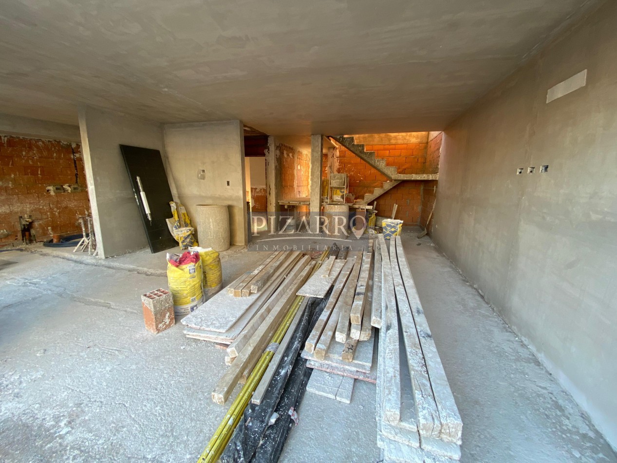 Venta Duplex tres dorm. Patio y Piscina en zona Confluencia