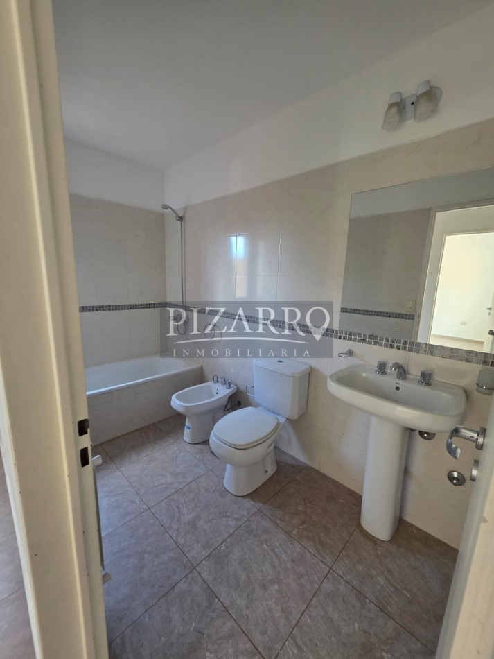 Duplex Dos Dorm. con Cochera y Patio, Barrio Canal V.