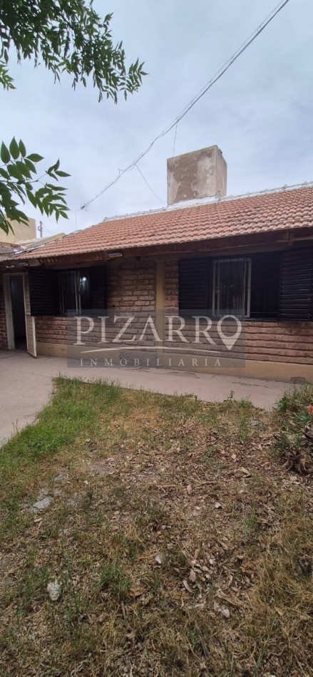 Venta Casa tres dorm. con patio, B° Amsur 
