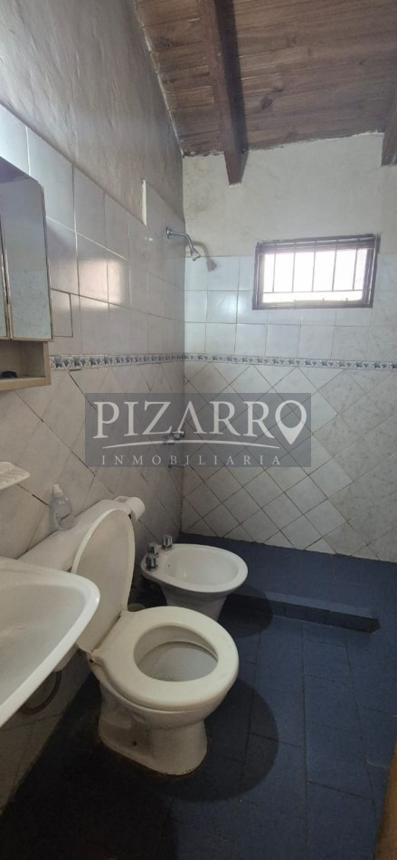 Venta Casa tres dorm. con patio, B° Amsur 