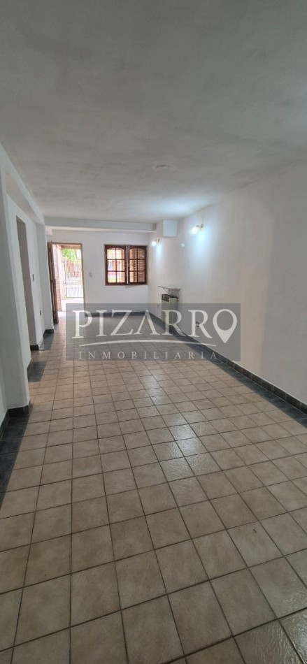Venta Casa tres dorm. con patio, B° Amsur 