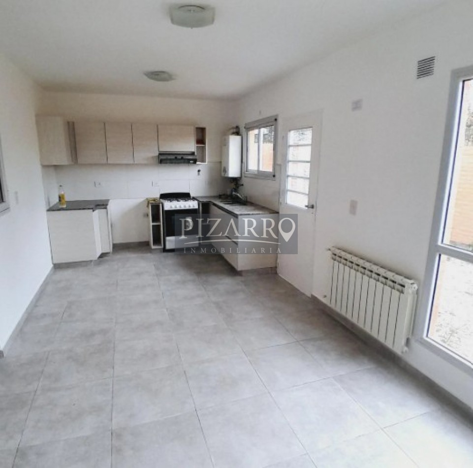 Duplex Dos Dorm. con Cochera y Patio, Barrio Canal V.