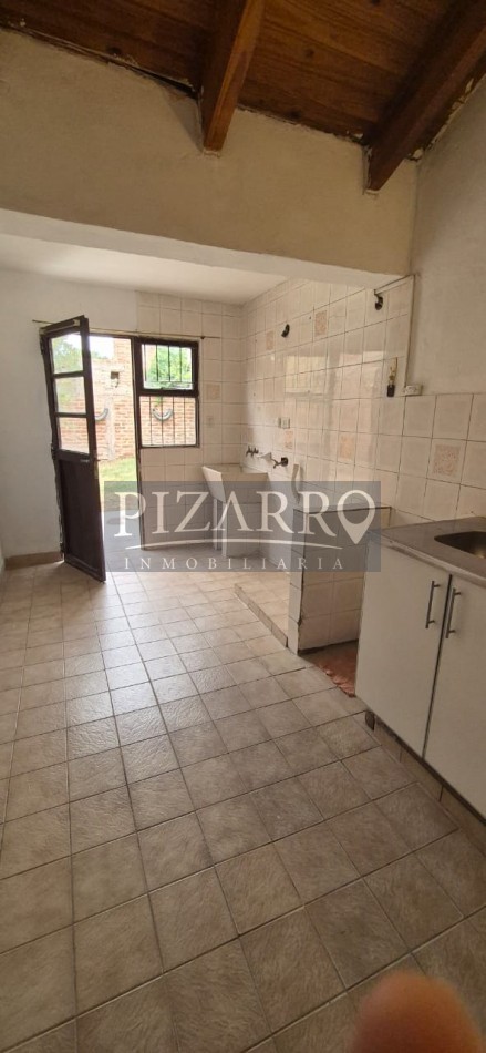 Venta Casa tres dorm. con patio, B° Amsur 