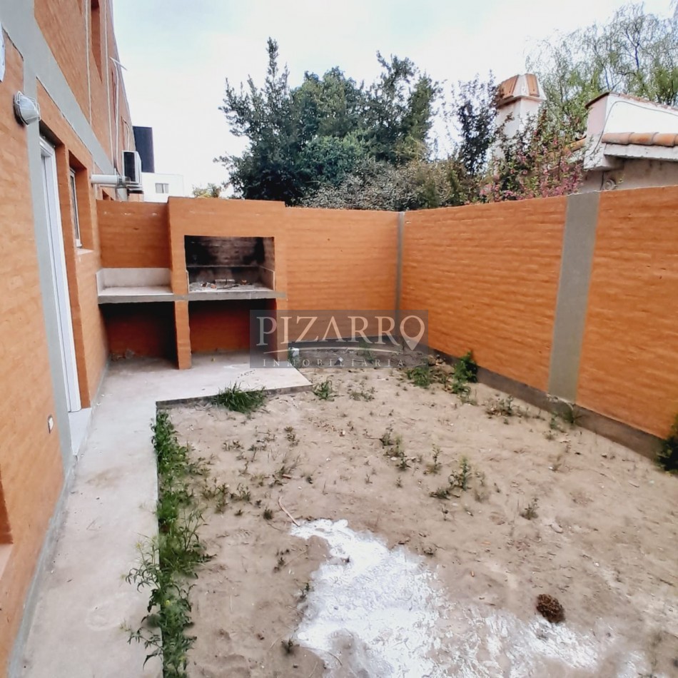 Duplex Dos Dorm. con Cochera y Patio, Barrio Canal V.