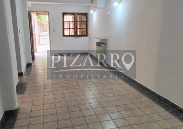 Venta Casa tres dorm. con patio, B° Amsur 
